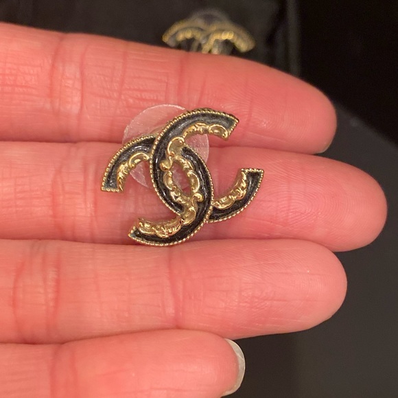 Like new authentic Chanel earring. It’s 2cm. It comes with a box&original tag. - Picture 2 of 8